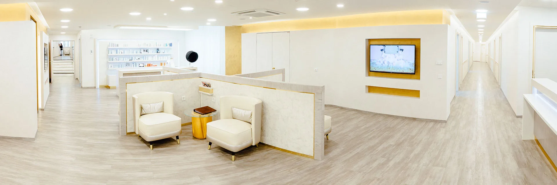 Lounge und Behandlungstrakt im Kuzbari Zentrum für Ästhetische Medizin Wien